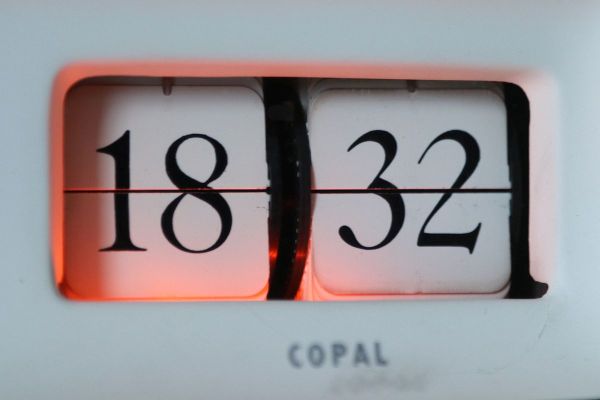 Copal Fallblattuhr
